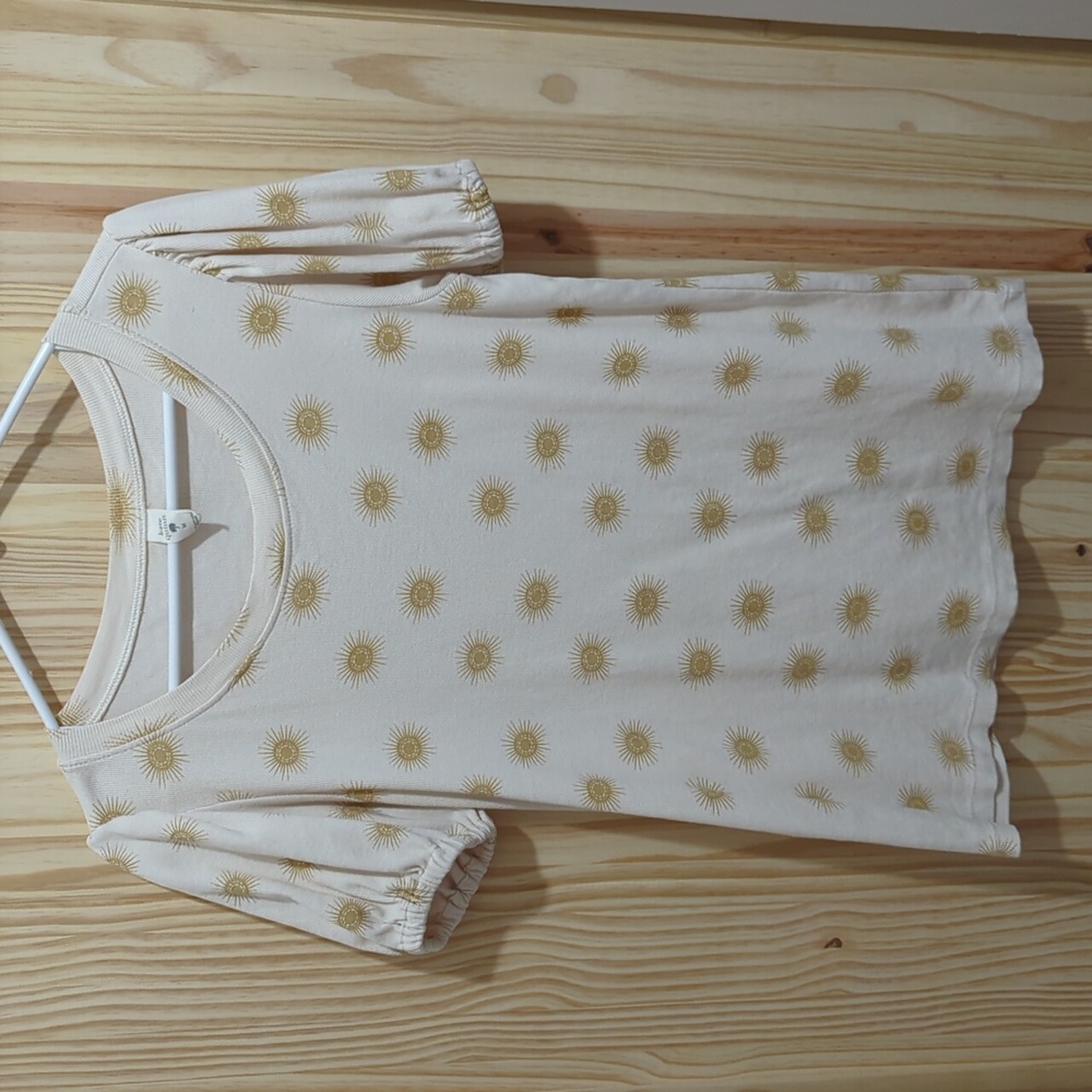 Kate Quinn Suns mom top